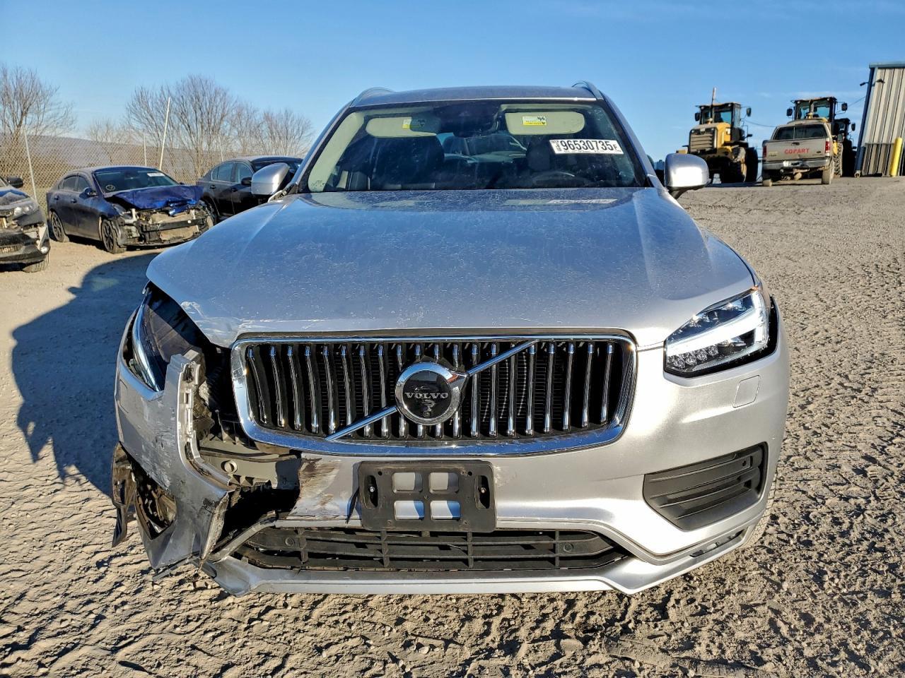 Volvo XC90 T6 Momentum 2022 – zdjęcie 1 z 5: widok z tyłu z boku, uszkodzenie tylnego błotnika i nadkola