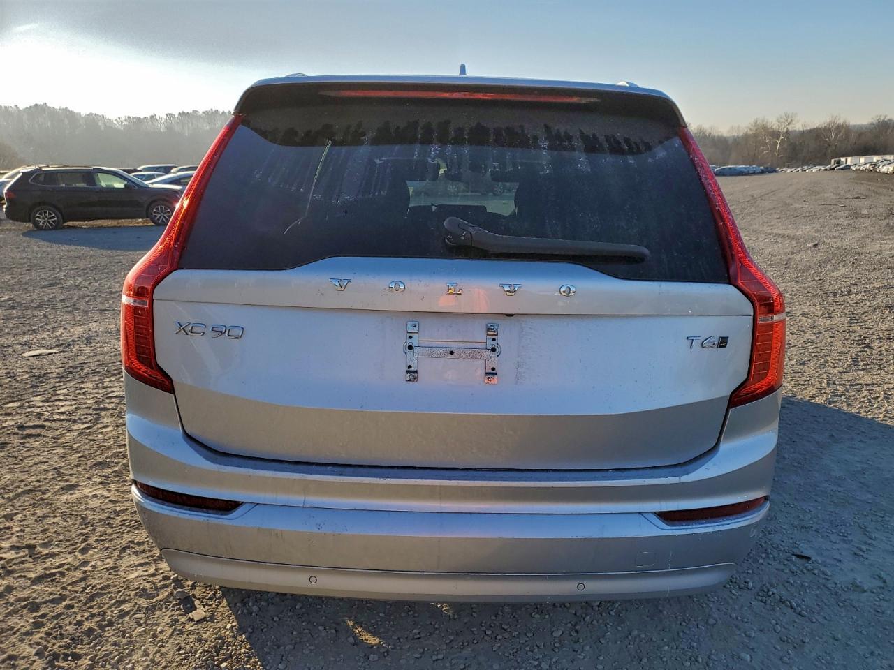 Volvo XC90 T6 Momentum 2022 – zdjęcie 2 z 5: przód pojazdu po stronie pasażera, uszkodzenie reflektora, zderzaka i maski