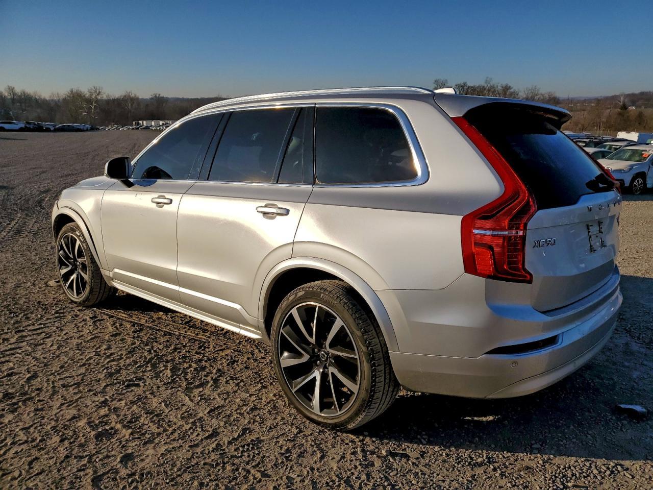 Volvo XC90 T6 Momentum 2022 – zdjęcie 3 z 5: widok z przodu, uszkodzenie prawego narożnika i zderzaka