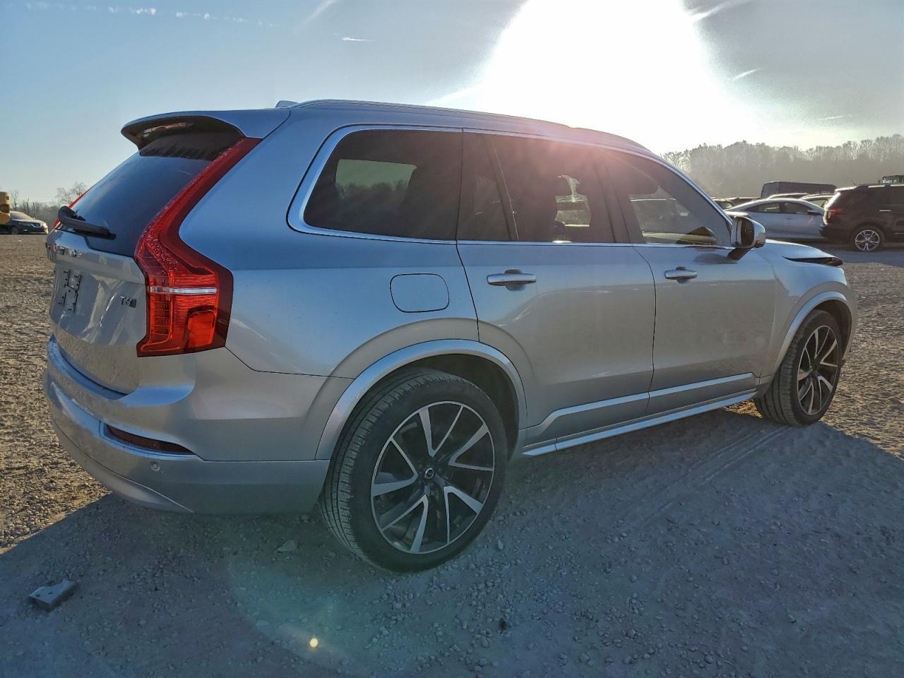 Volvo XC90 T6 Momentum 2022 – zdjęcie 4 z 5: tył pojazdu, wgniecenie klapy bagażnika i zderzak tylny